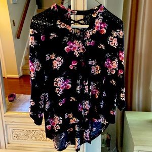 No boundaries girls or women small floral top, tie front, longer in the back